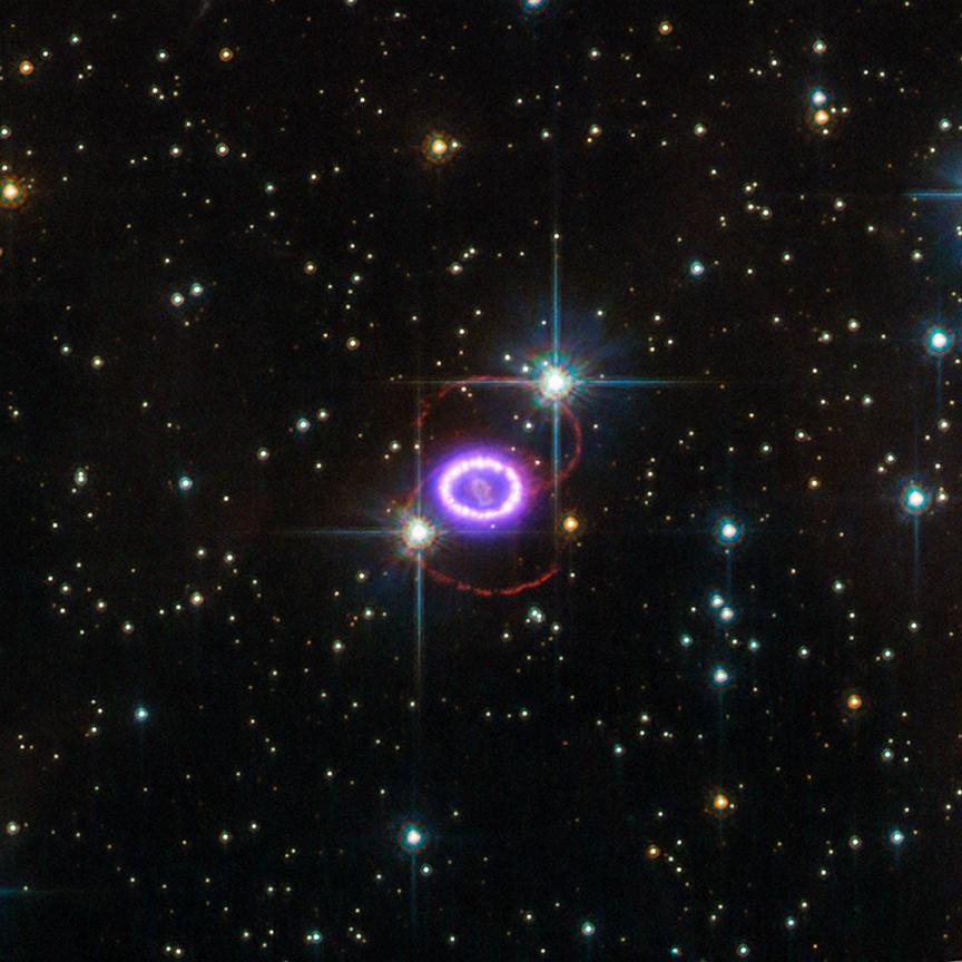 Röntgen-, illetve látható tartományban készült felvételek kombója a Földhöz legközelebb lévő és legfényesebb szupernóváról (SN 1987A)