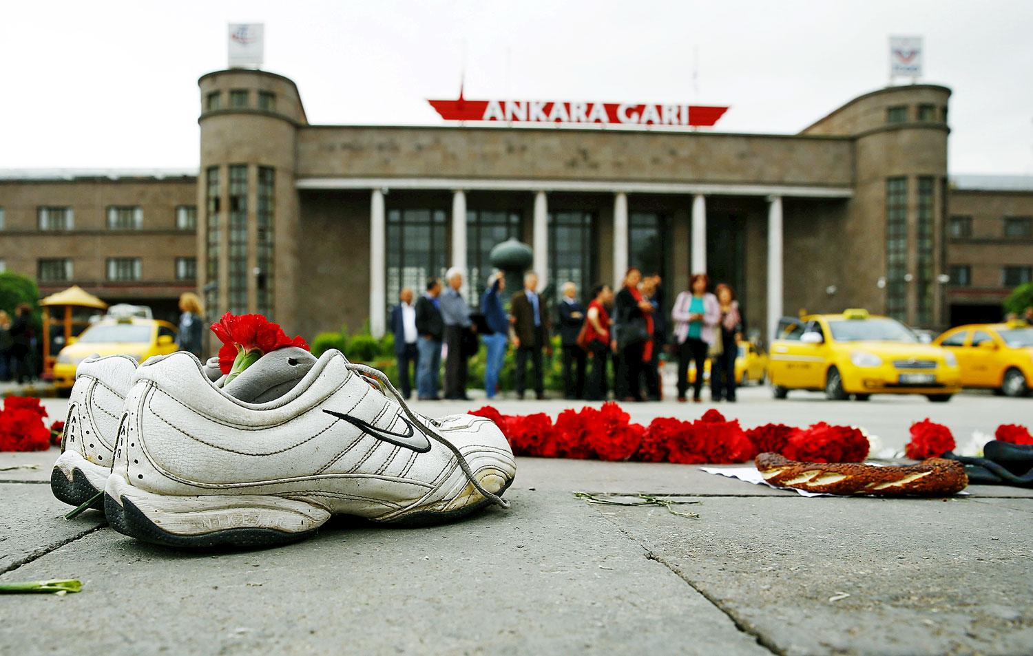 Ankarai mementó. A szombati kettős terrortámadásban meggyilkolt egyik áldozat cipői a pályaudvarnál