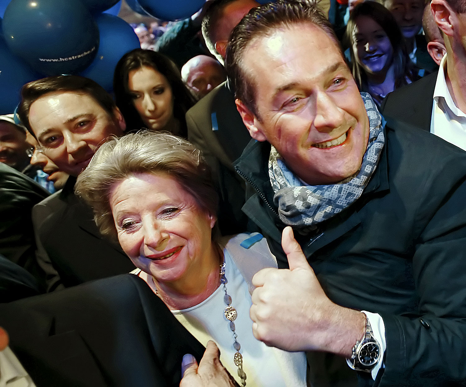 Neki kékben úszik a világ. Heinz-Christian Strache (jobbra) pártja második helyét ünnepli Bécsben