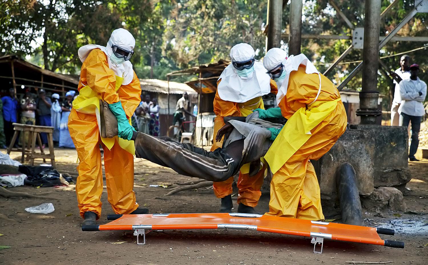 Ebola-fertőzöttet visznek el francia orvosok Guineából idén januárban. A világ nincs felkészülve