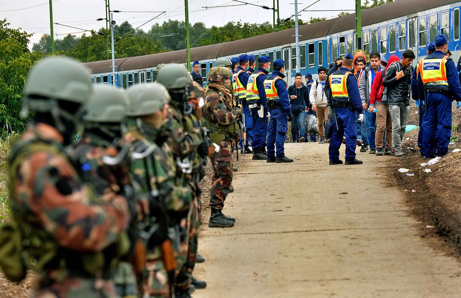 Terelik a menekülteket a vonatra a horvát határnál