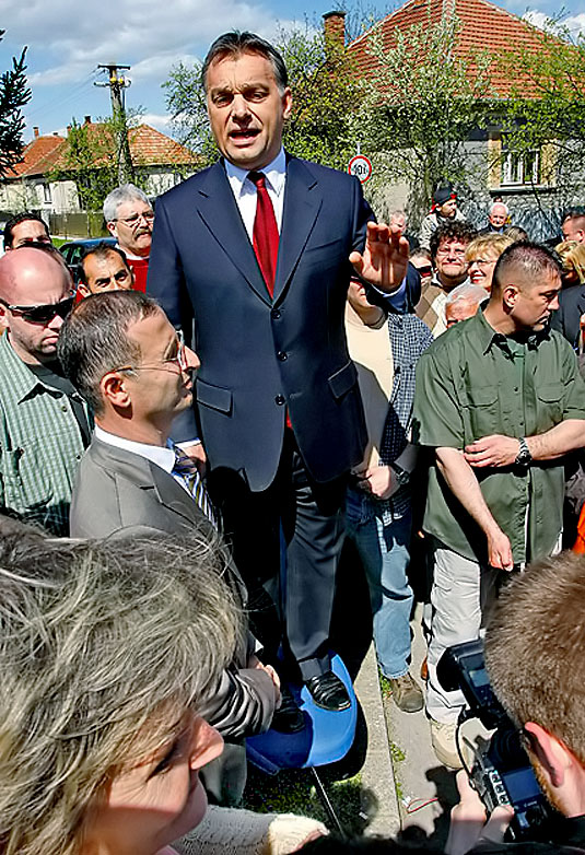 Orbán Viktor jobbján Daher Pierre a 2010-es választási kampányban