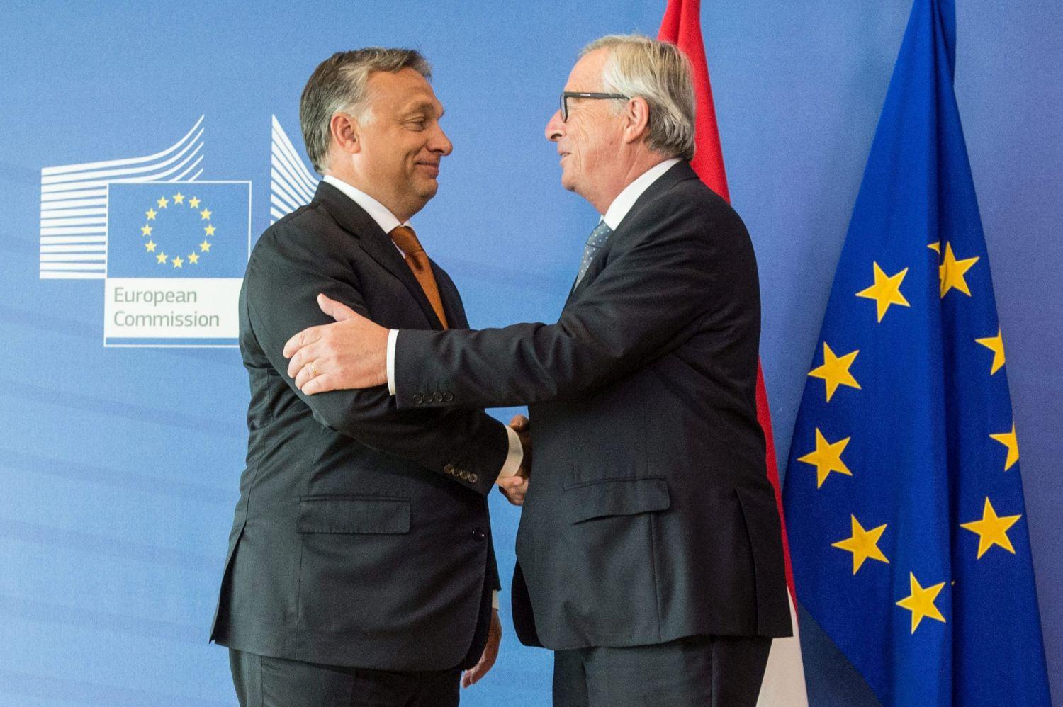 Orbán és Juncker kézfogása - ezúttal incidens nélkül