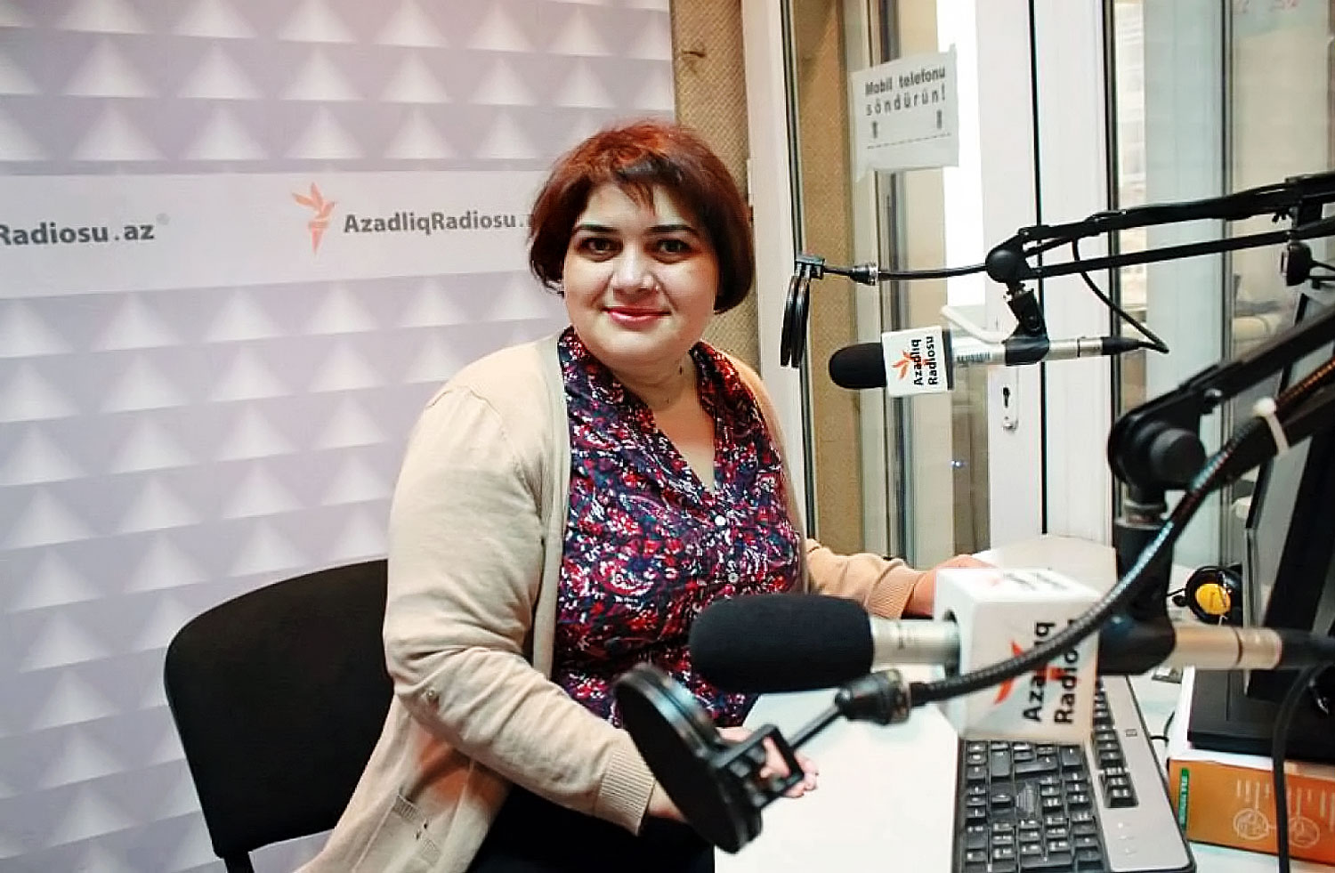 Hadízsa Iszmajilova a Szabad Európa Rádió azeri stúdiójában