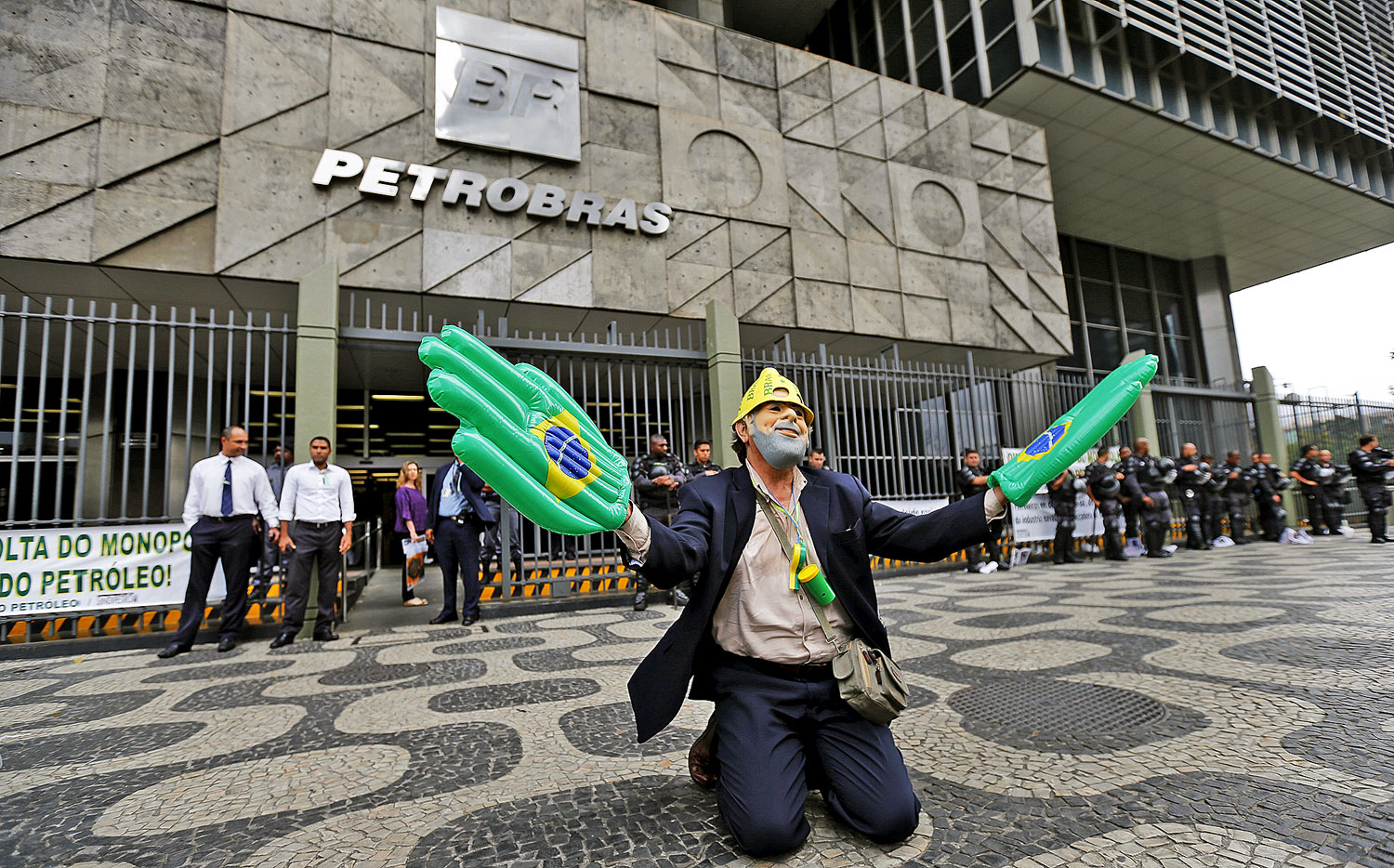 A Petrobras elbocsátott dolgozói a héten Rio de Janeiróban tüntettek