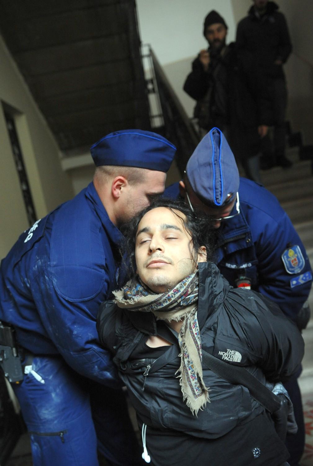 A kilakoltatás ellen tiltakozó emberi jogi aktivistát, Misetics Bálintot vonszolják el a rendőrök