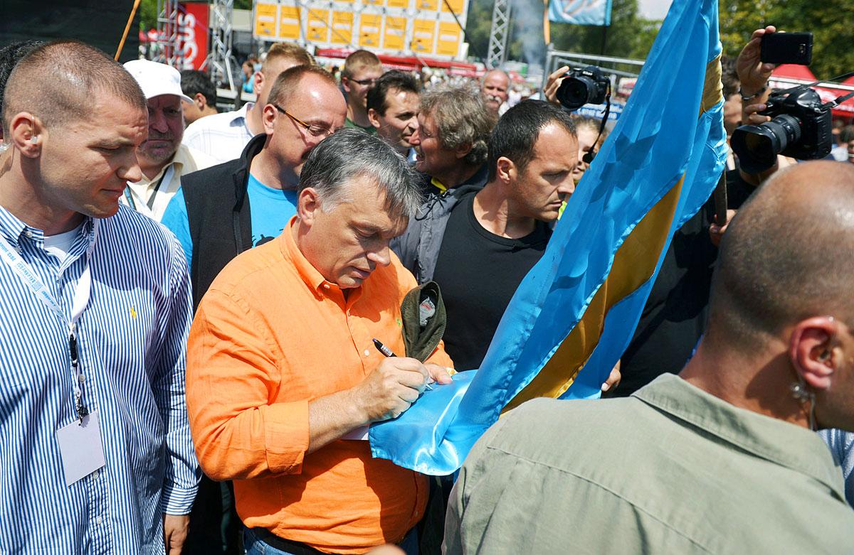 Orbán székely zászlót szignál Tusnádfürdőn. Már keresni kell az igénylőket