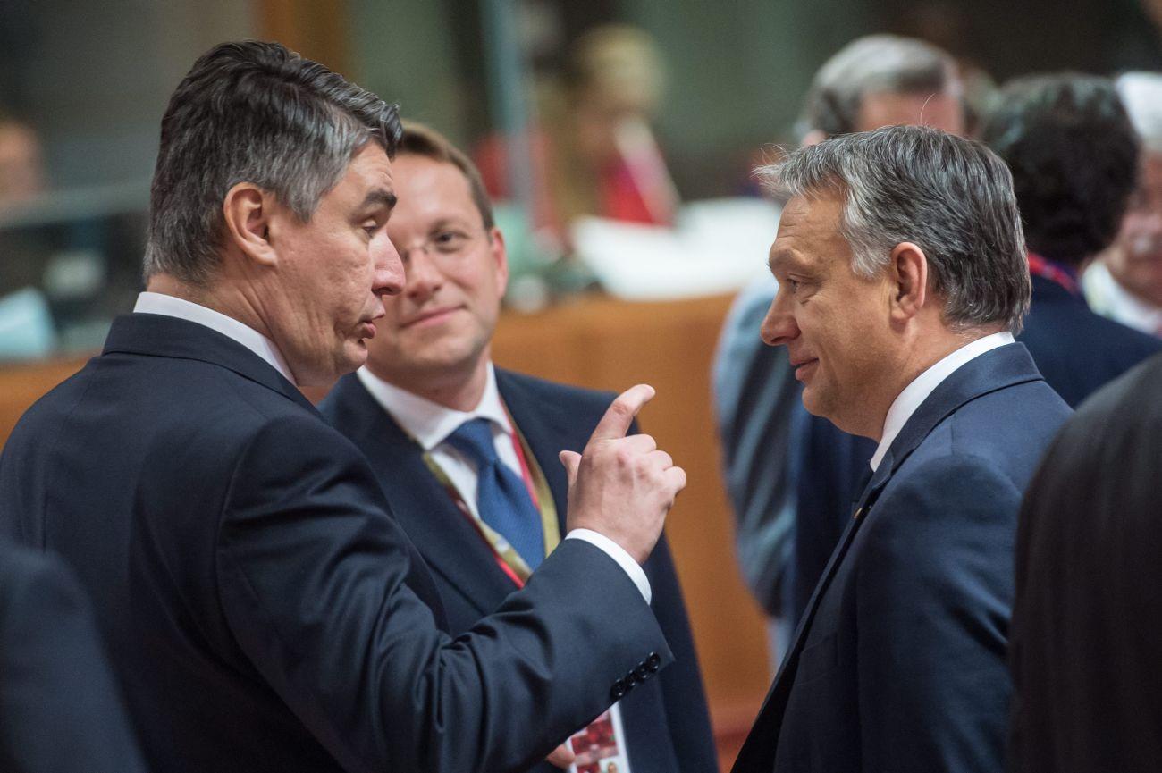 Zoran Milanovic horvát és Orbán Viktor magyar kormányfő az EU-csúcson