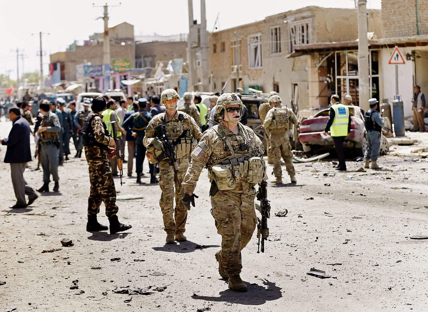 Az USA nélkül nem megy. Amerikai katonák egy májusi, kabuli merénylet helyszínén