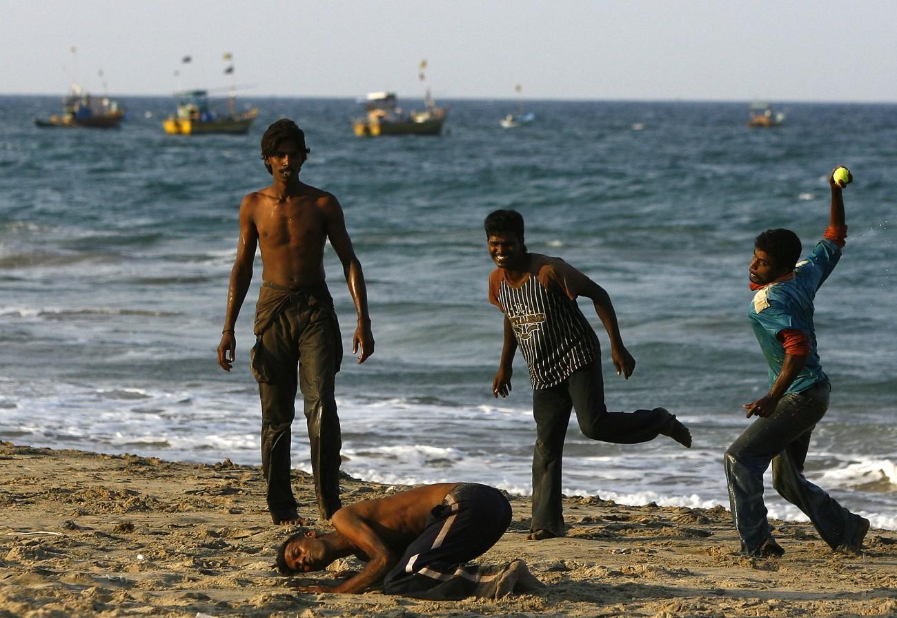 Halászok lazítanak a napi munka után Batticaloában