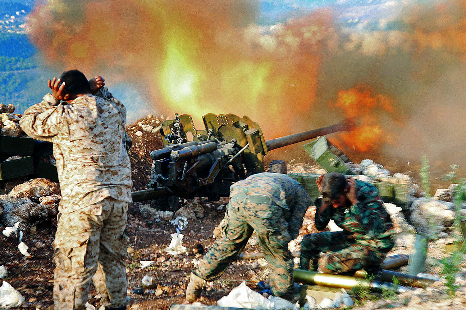 Akcióban a szíriai hadsereg tüzérsége Latakia térségében