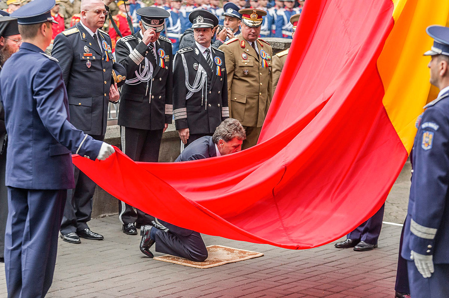 Mircea Dusa védelmi miniszter egy csíkszeredai ünnepségen megcsókolja a román zászlót