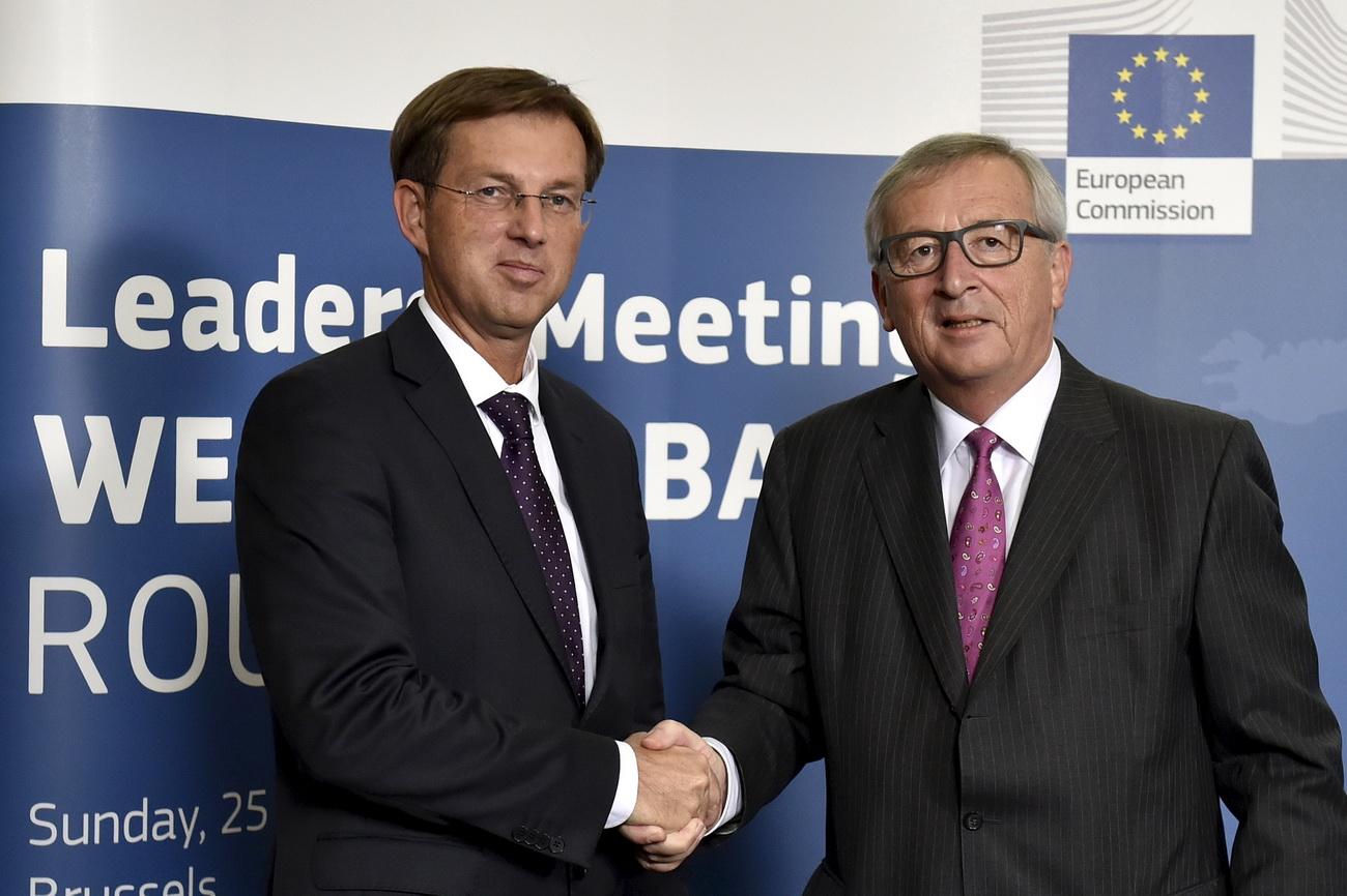 Cerar és Juncker kézfogása a csúcs előtt