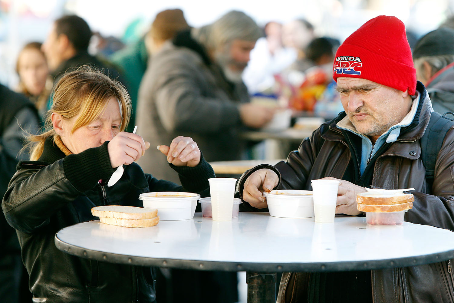 Ételosztás 2014 karácsonyán a Blaha Lujza térnél. Itthon fenyegeti a legtöbb embert a szegénység
