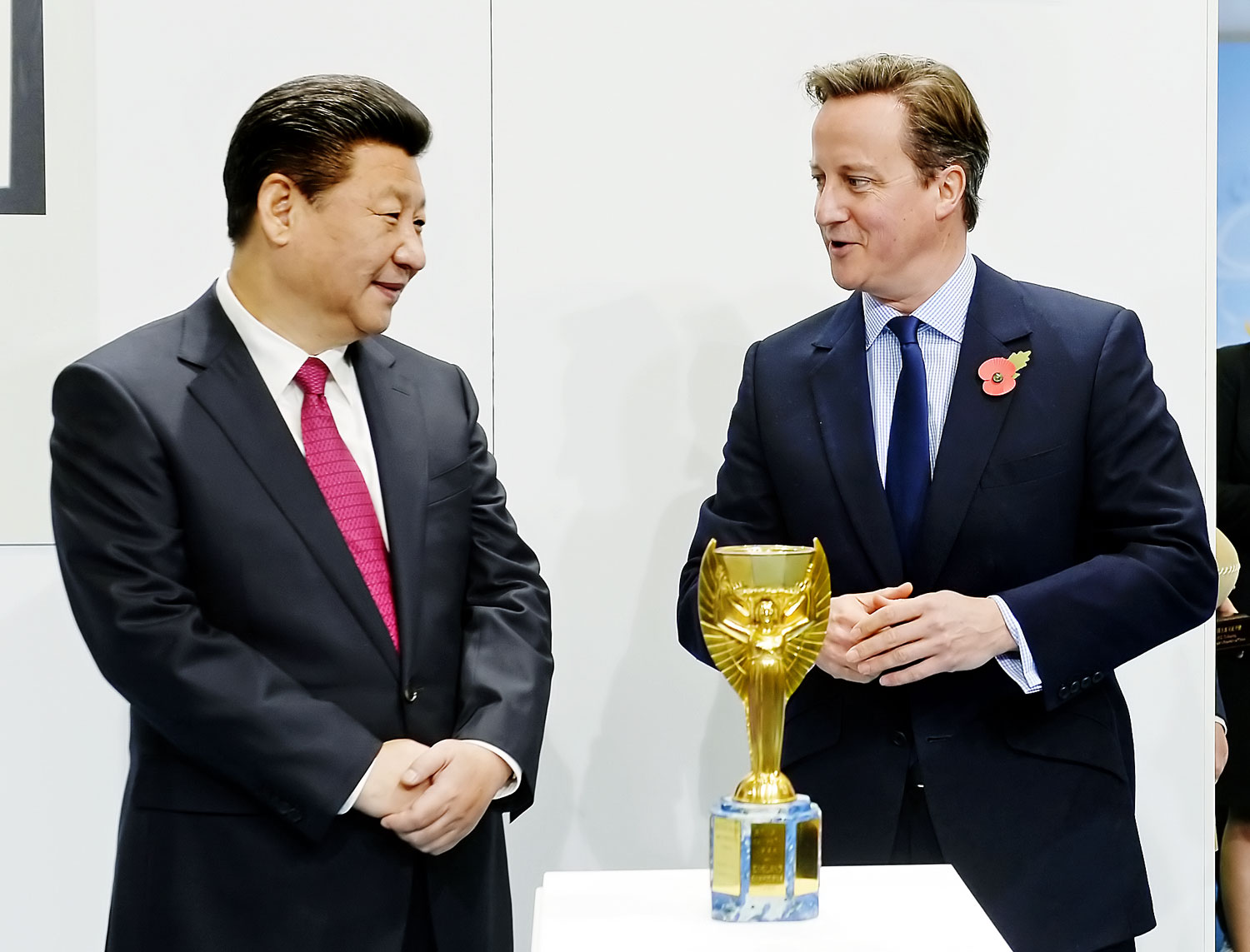 Kína bízik a maradásban. Hszi Csin-ping és David Cameron Manchesterben tekintették meg az eredeti futballvilágbajnoki trófeát, a Jules Rimet-kupát