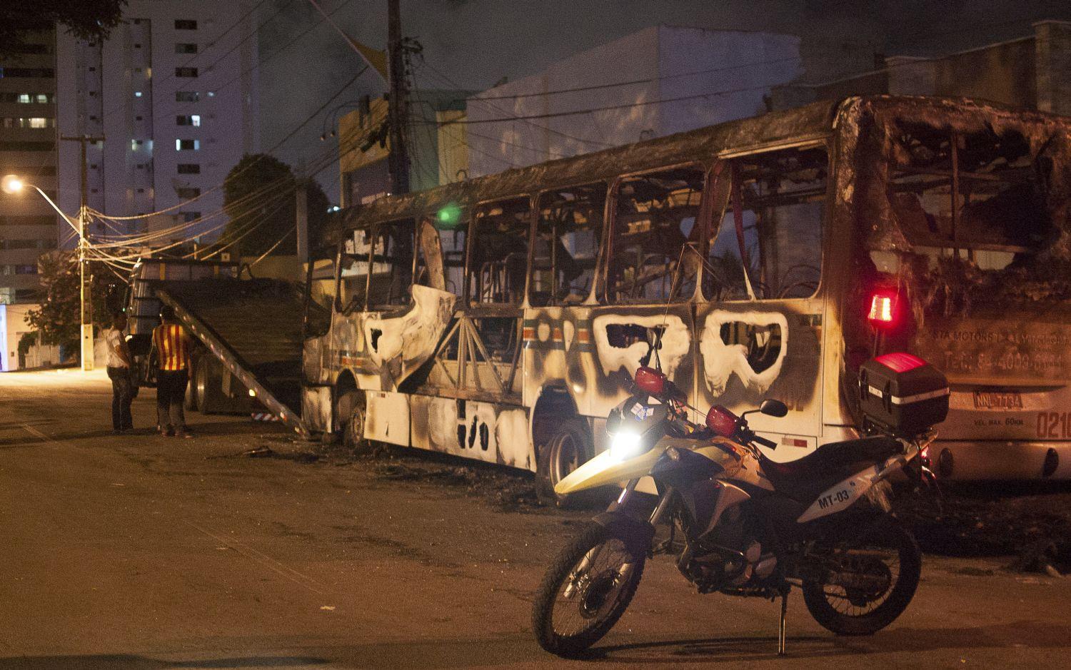 Kirabolt utasok, felgyújtott busz: ilyen egy átlagos hétköznap Natalban