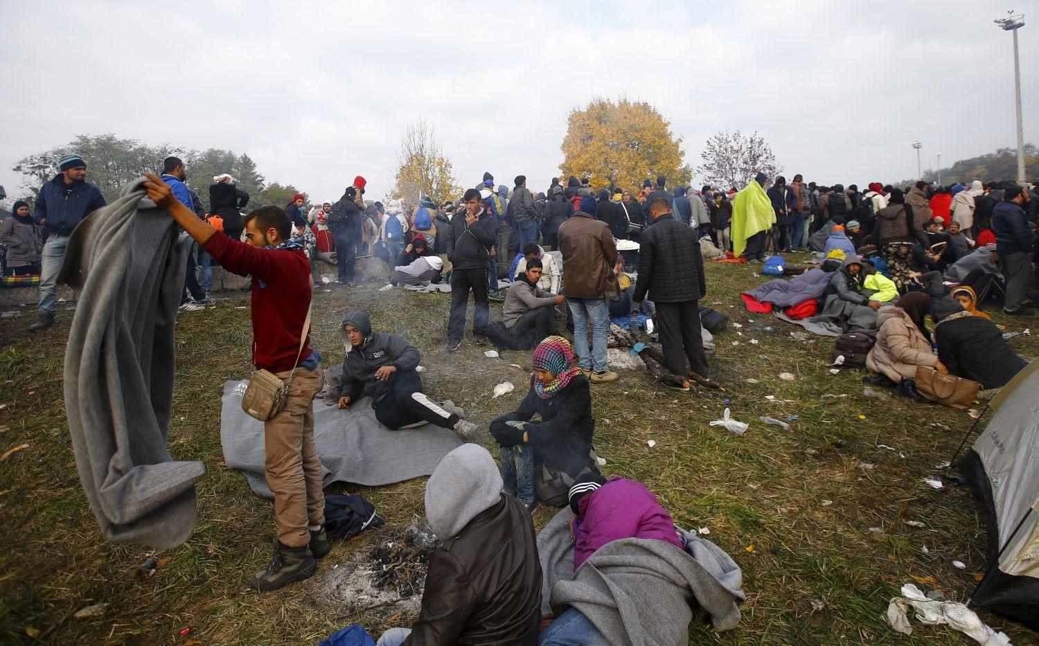 Rögtönzött menekülttábor Sentiljben, Szlovénia határánál: humanitárius katasztrófa fenyeget