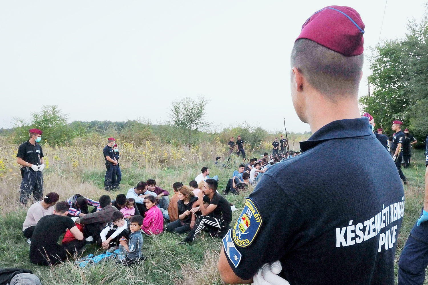 Határsértőket őriznek a Készenléti Rendőrség munkatársai Mórahalomnál