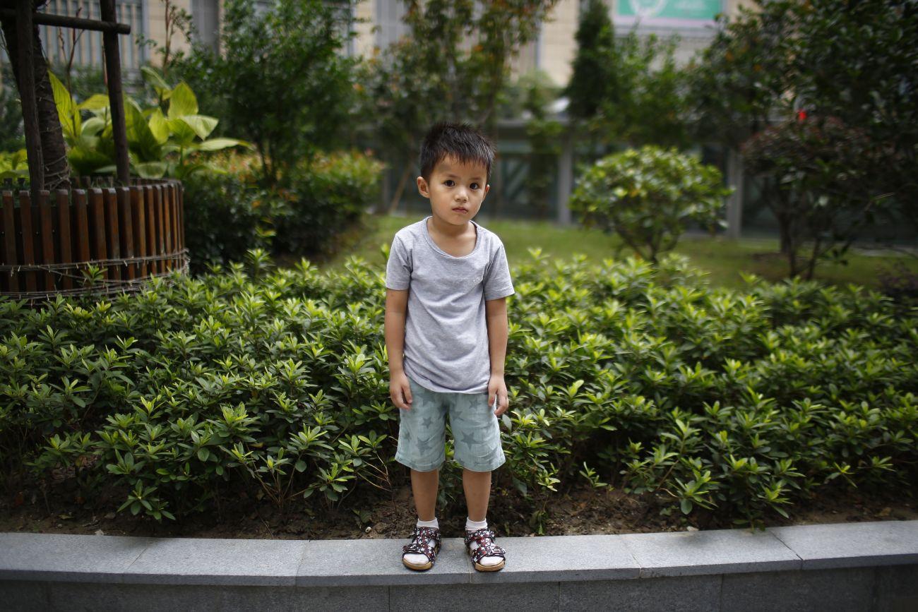 A 2010-ben született Qin Wuyue, nem is szeretne kistestvért. Állítása szerint azok nagyon zajosak. A kisfiú egy, az egyke politika 36. évfordulójára készült fotósorozathoz állt modellt. 1979 óta minden évből lefényképeztek egy abban az évben születet