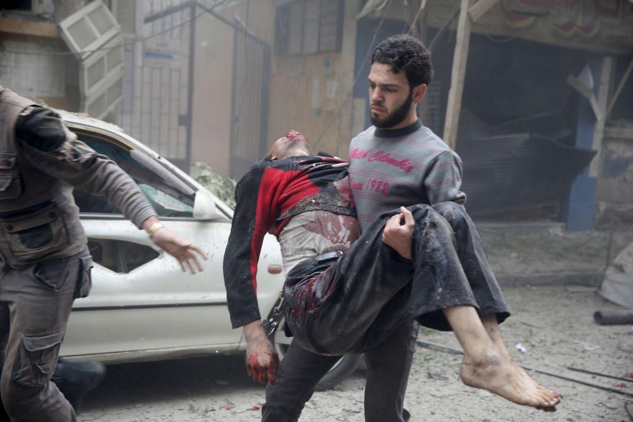 Damaszkuszi jelenet a kormányerők egyik légitámadása után