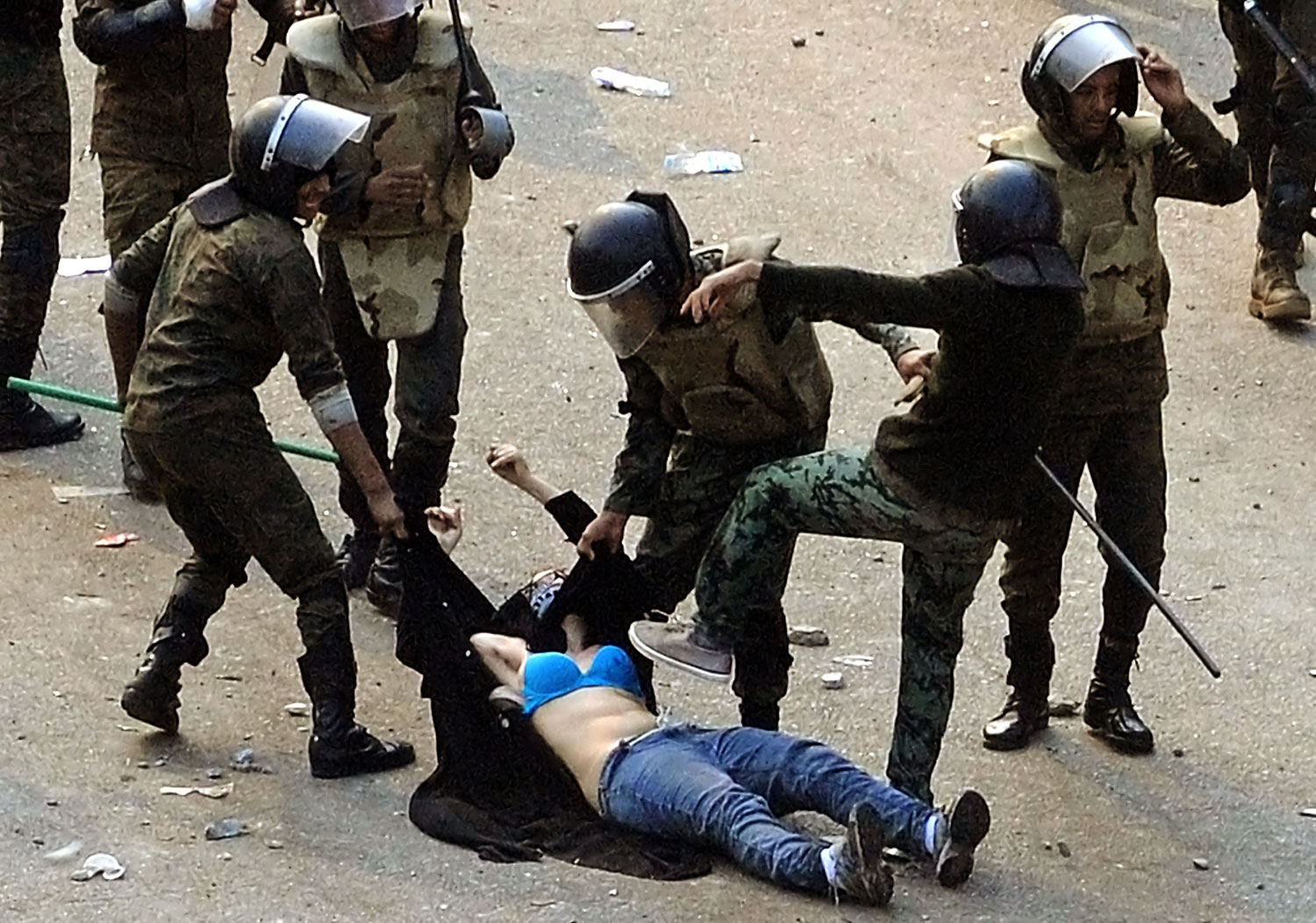 Erőszak áldozatává vált nő a 2011-es Tahrir téri tüntetésen