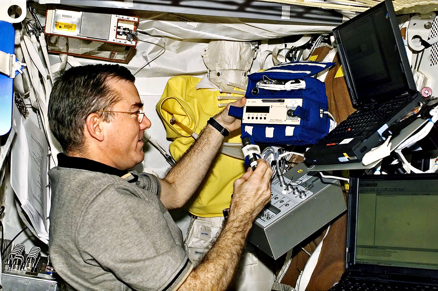 Jim Voss űrhajós a Pille dózismérővel dolgozik a Nemzetközi Űrállomáson 
