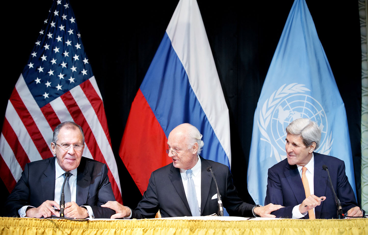 Staffan de Mistura ENSZ-megbízott az orosz és az amerikai külügyminiszter között