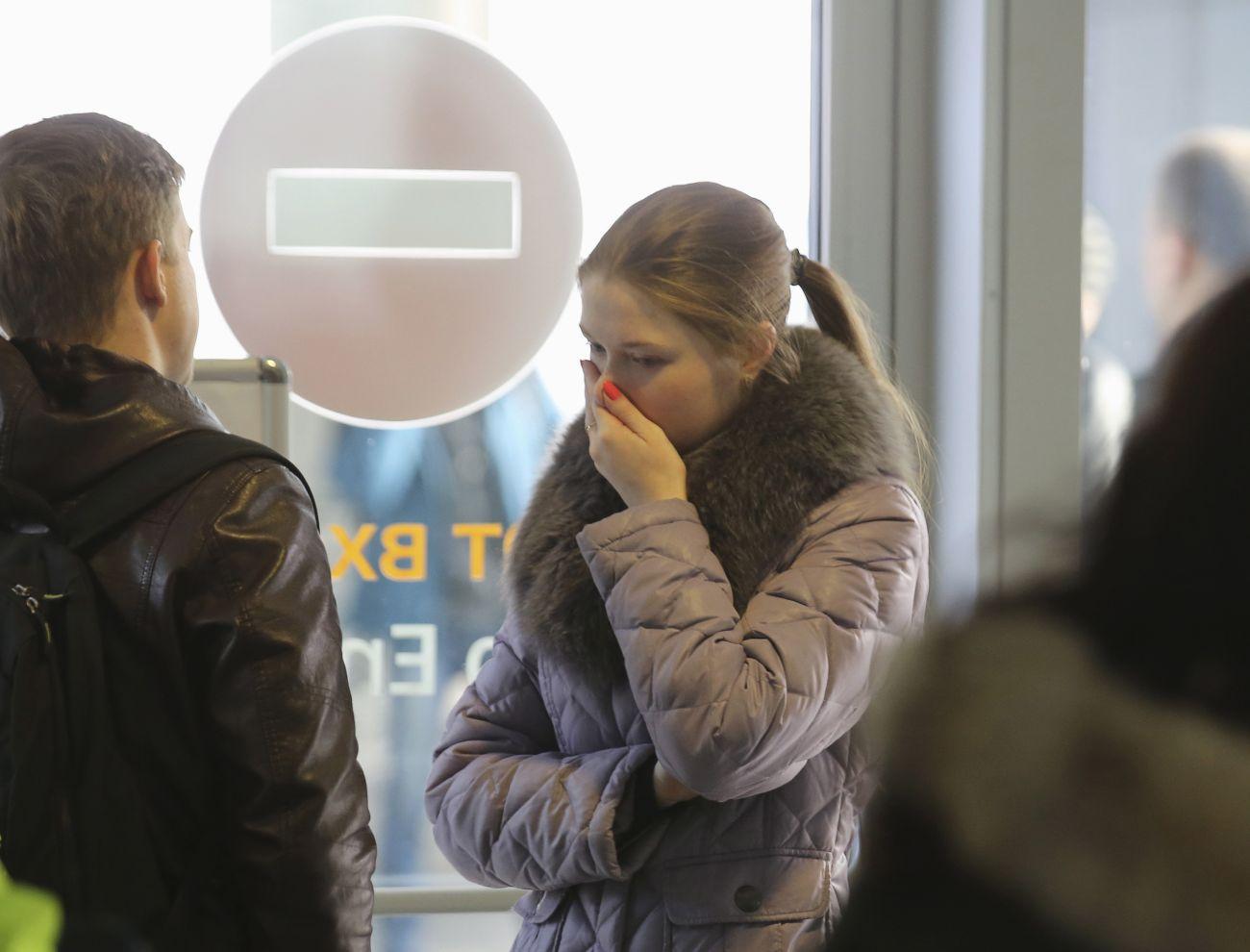 A hozzátartozók kétségbeesve hallgatták a híreket a szentpétervári repülőtéren