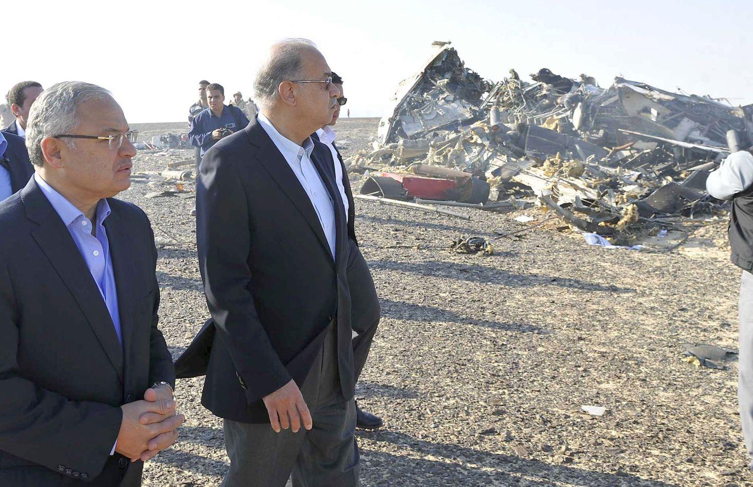 Seríf Iszmáil egyiptomi miniszterelnök (jobbra) és Hisam Zazu turisztikai miniszter (balra) a katasztrófa helyszínén