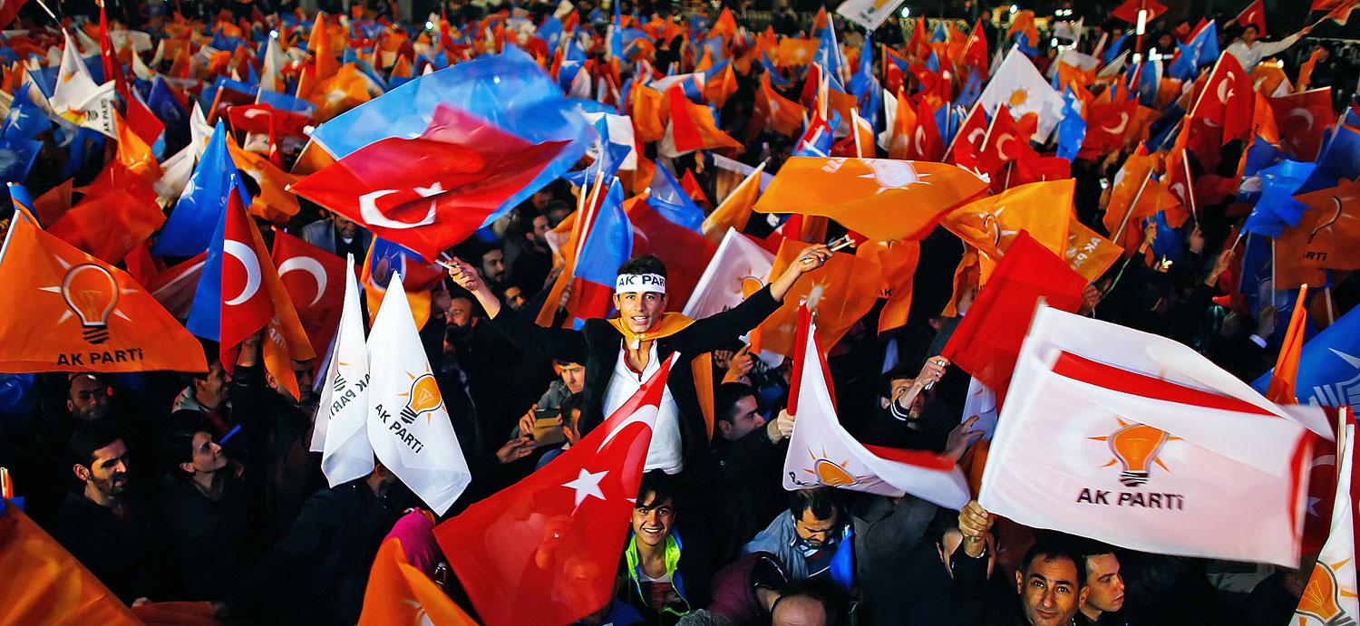 AKP-támogatók ünnepelnek Ankarában