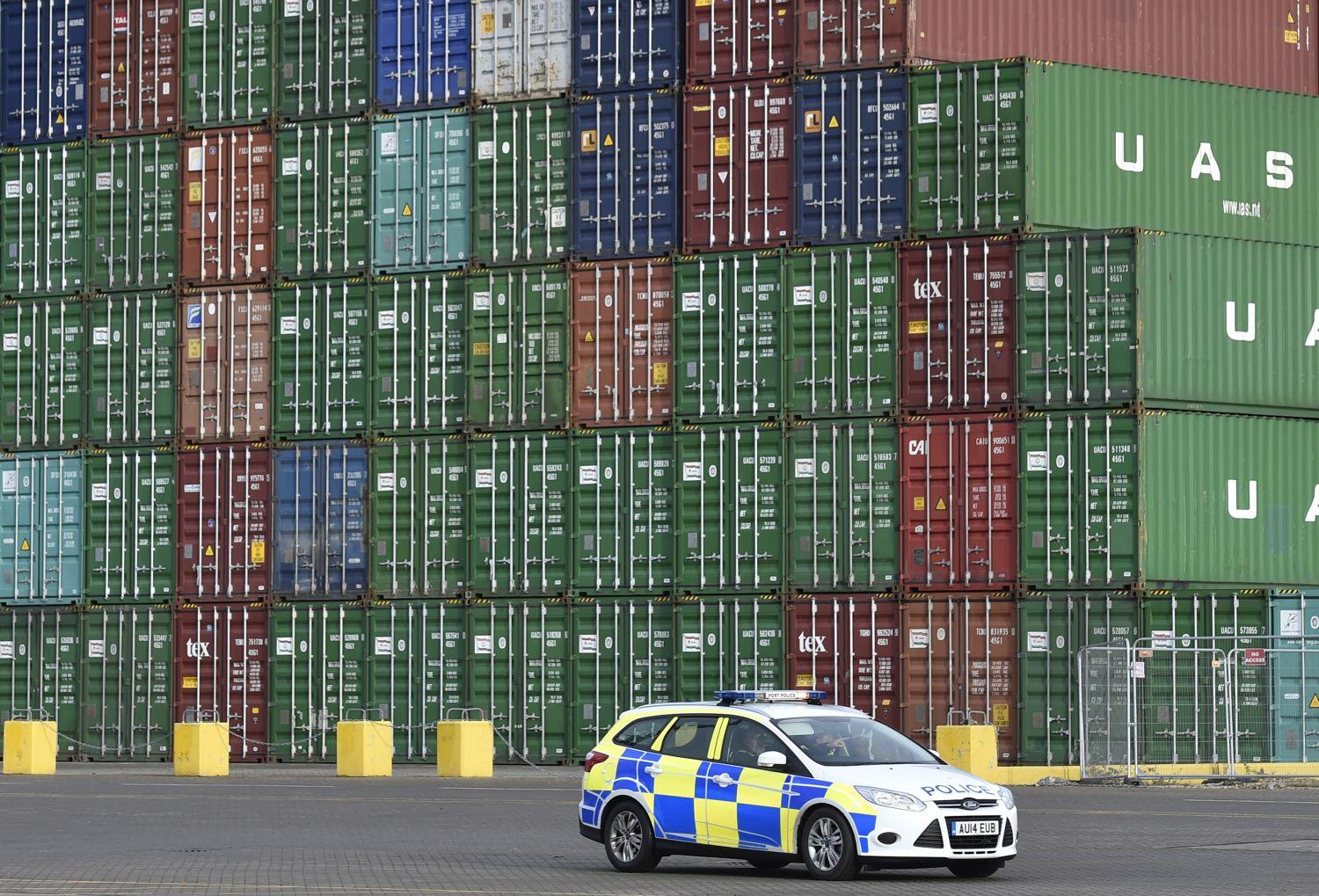 A brit kikötői rendőrség járőrözik egy konténerhajó körül Felixstowe-ban (illusztráció) 