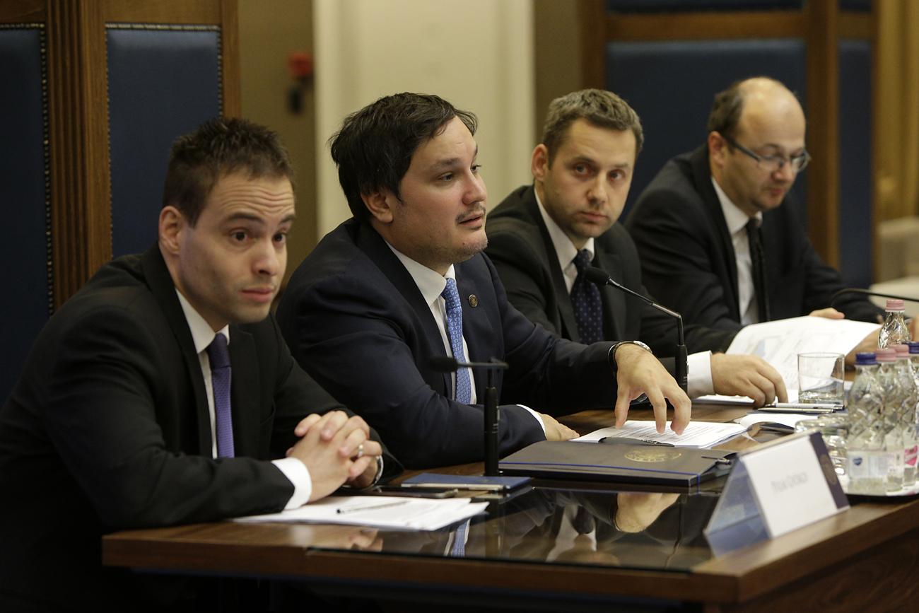 Nagy Márton MNB-alelnök (balról a második) a keddi bejelentéskor, amelytől Matolcsy távol maradt 