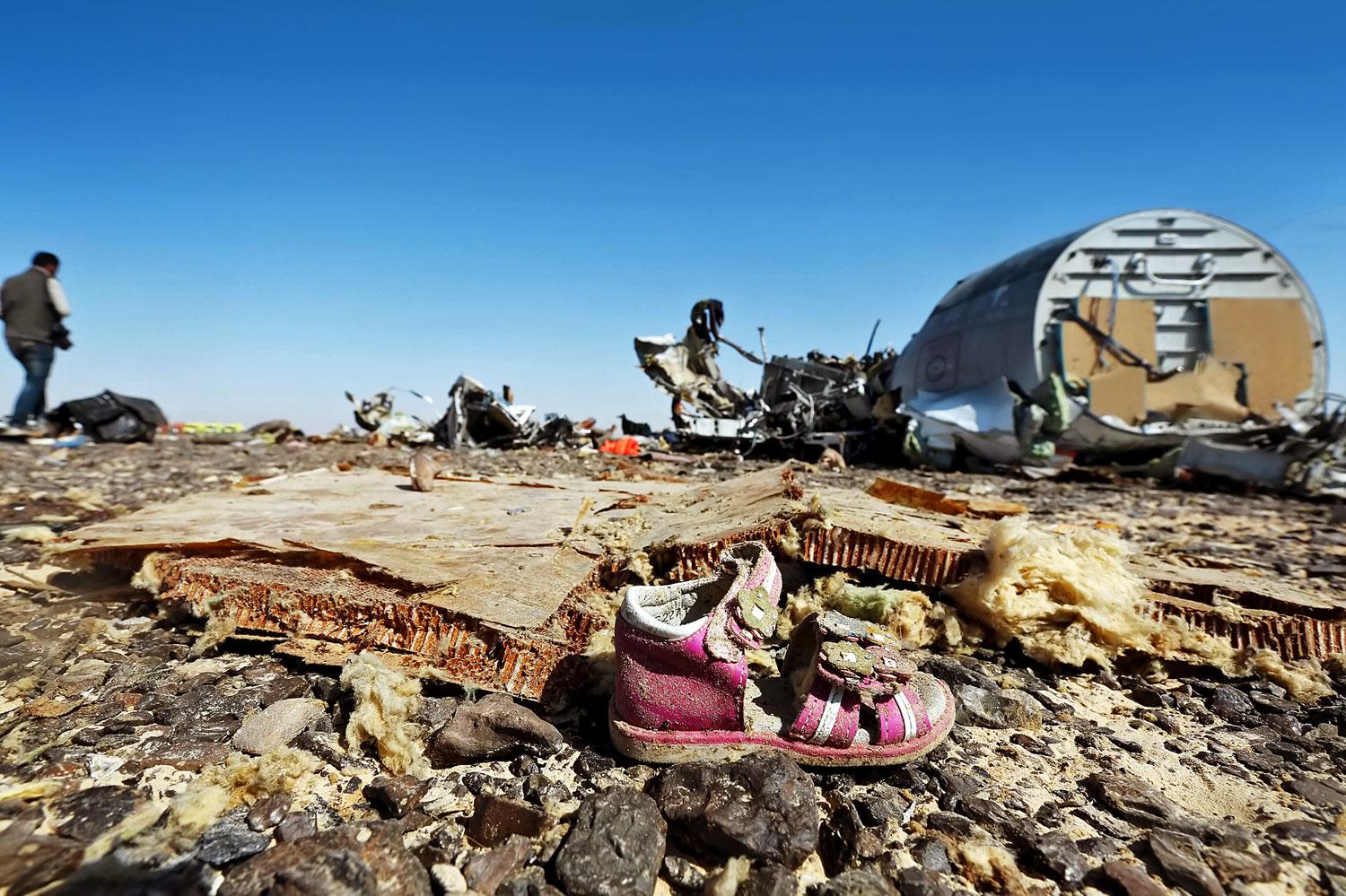 Veszélyben a biztonság. A Kogalimavia légitársaság szombaton lezuhant repülőgépének roncsai Egyiptomban