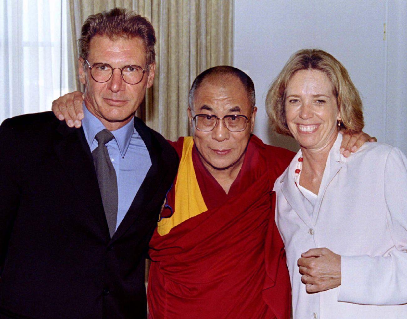 1996-ban a Kundun fogatásán megismert dalai lámával és akkor férjével Harrison Forddal