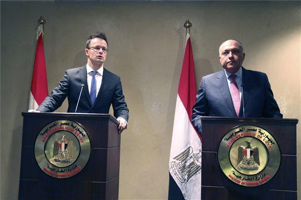 Szijjártó Péter külgazdasági és külügyminiszter (b) és Számeh Sukri egyiptomi külügyminiszter sajtótájékoztatót tart megbeszélésüket követően Kairóban 2015. november 7-én.