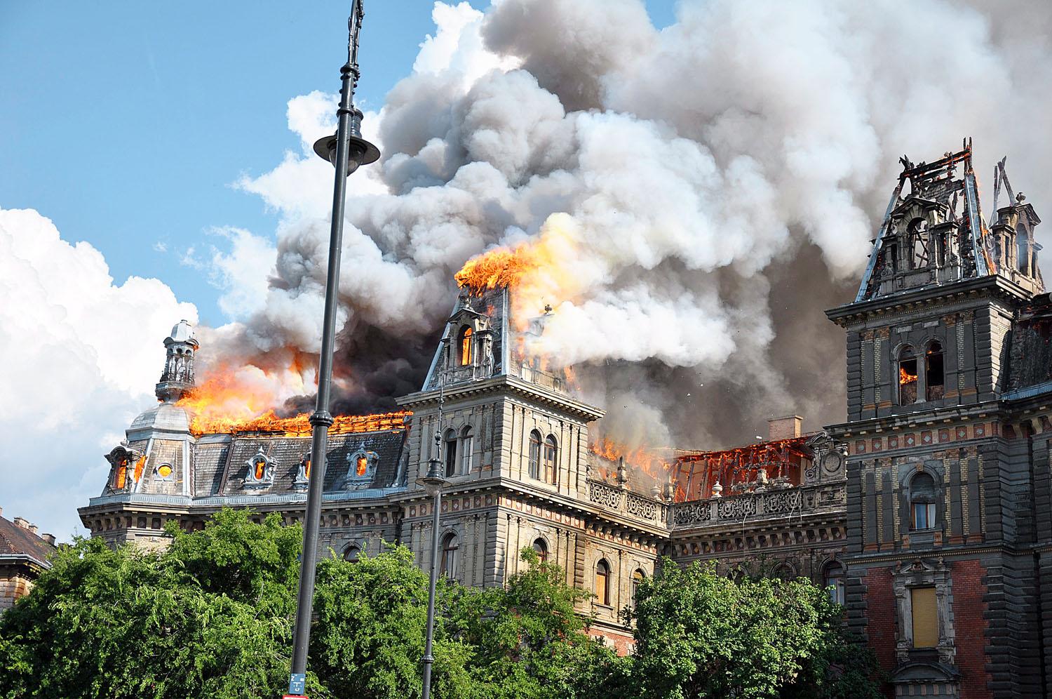 Tavaly július 15-én esély sem volt eloltani a lángoló házat a Kodály köröndön