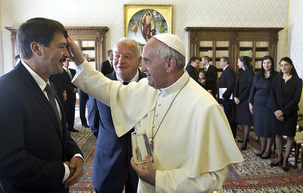A pápát Áder hívta meg Magyarországra a 2013-as vatikáni látogatásán