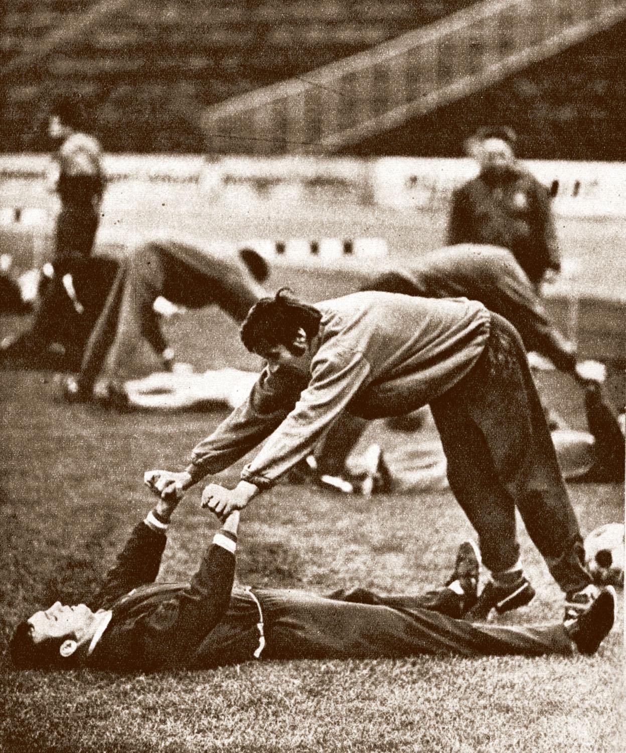 Edzőtábor 1970-ben Norvégia előtt: Müller és a fekvő Vidáts Csaba Fotó: Képes Sport