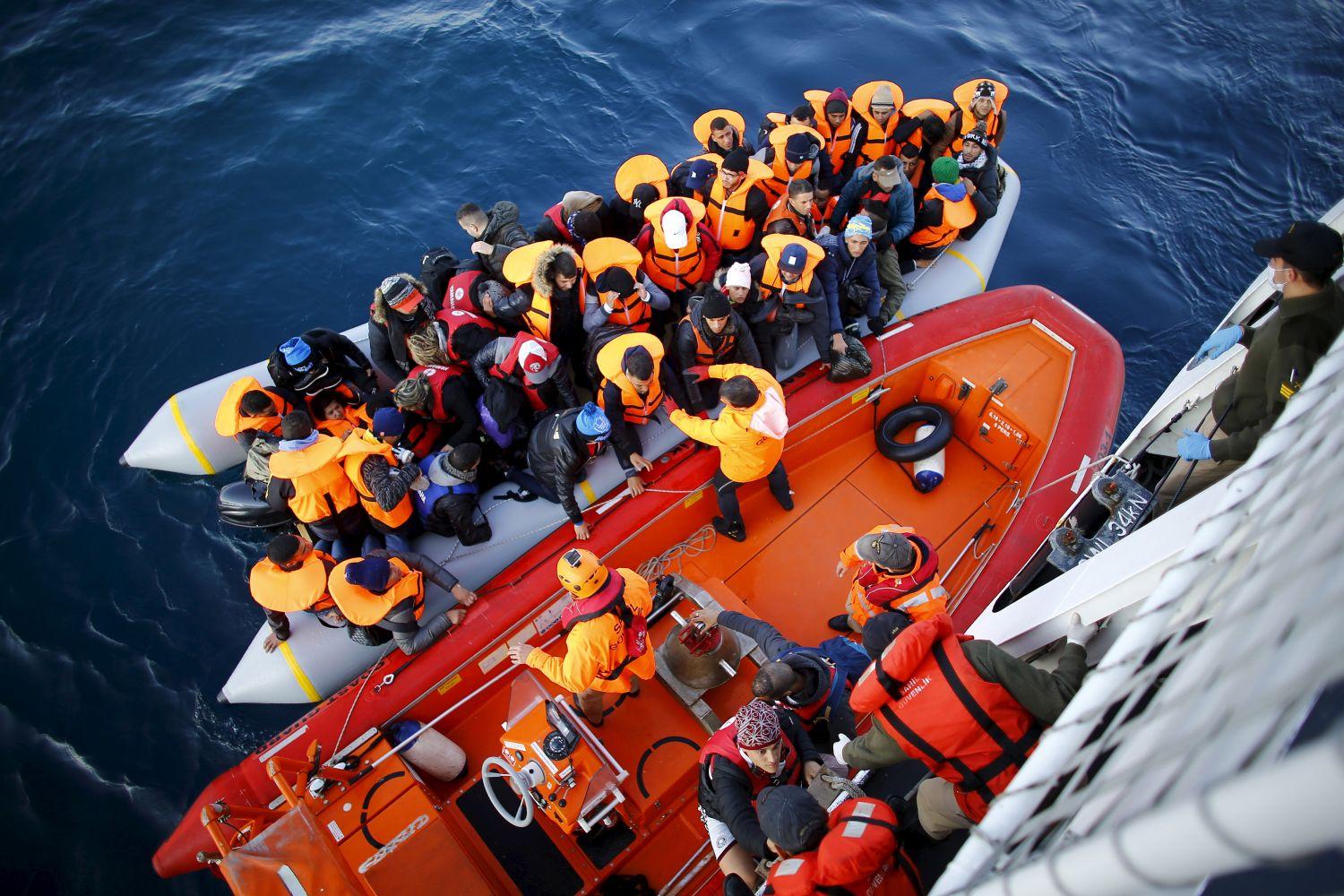Szinte naponta akadnak fenn menekültekkel teli csónakok a török parti őrség 'hálóján'