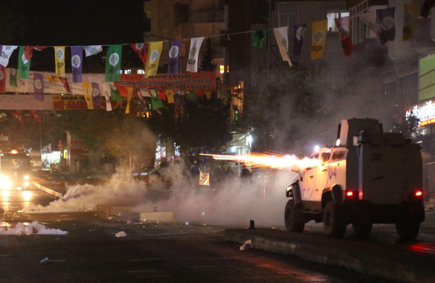 Könnygázzal oszlatták a rohamrendőrök a baloldali tüntetőket Isztambulban a választások után