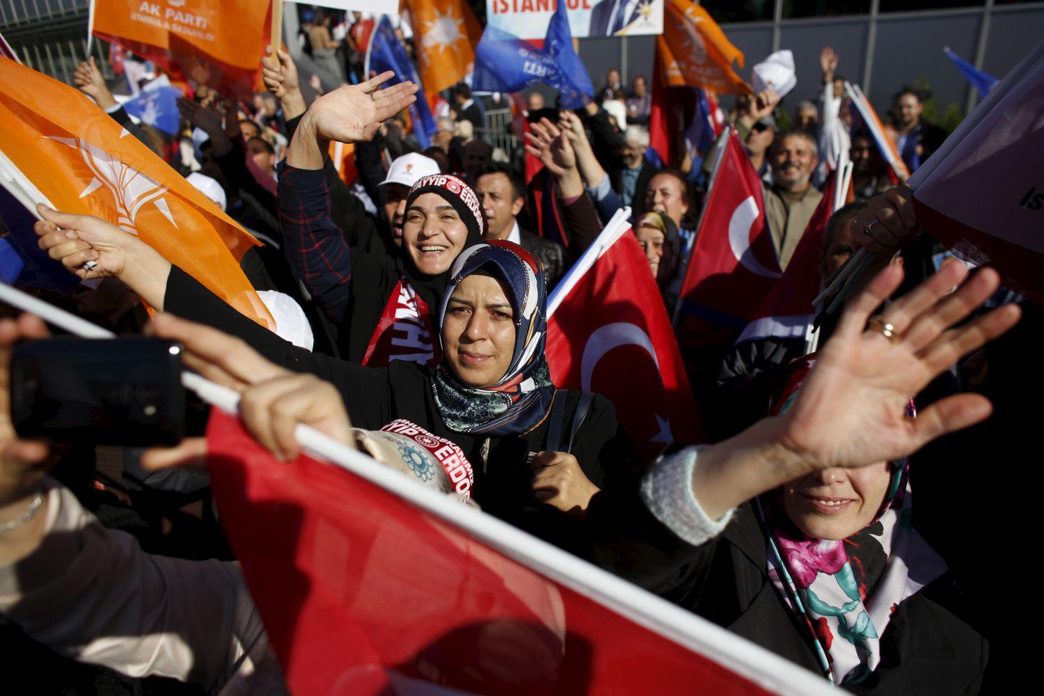 Örömünnep Ahmet Davutoglu választási győzelme után: sírás lehet a vége