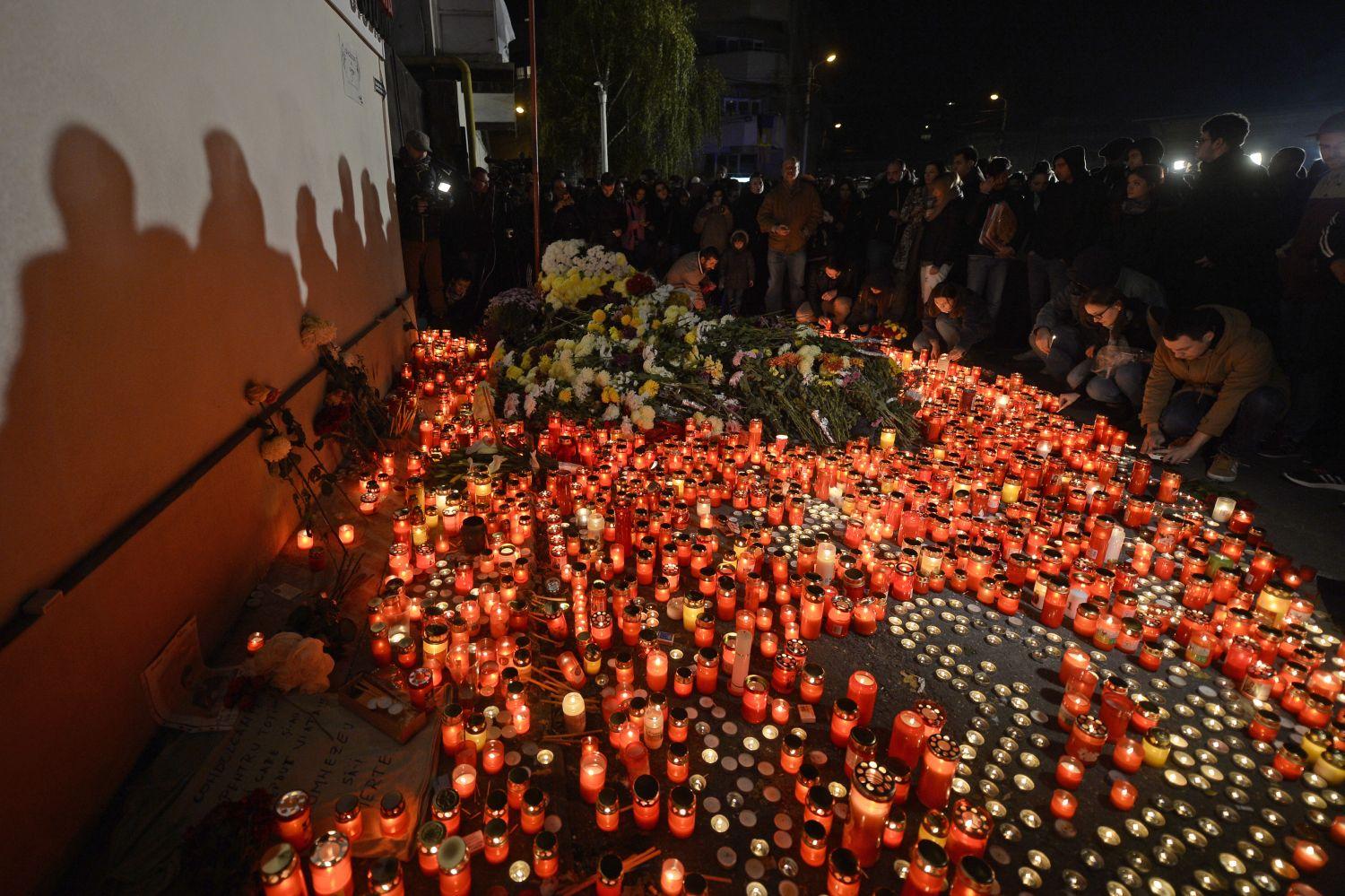 Gyertyagyújtással emlékeztek az áldozatokra a leégett Coletciv klubnál