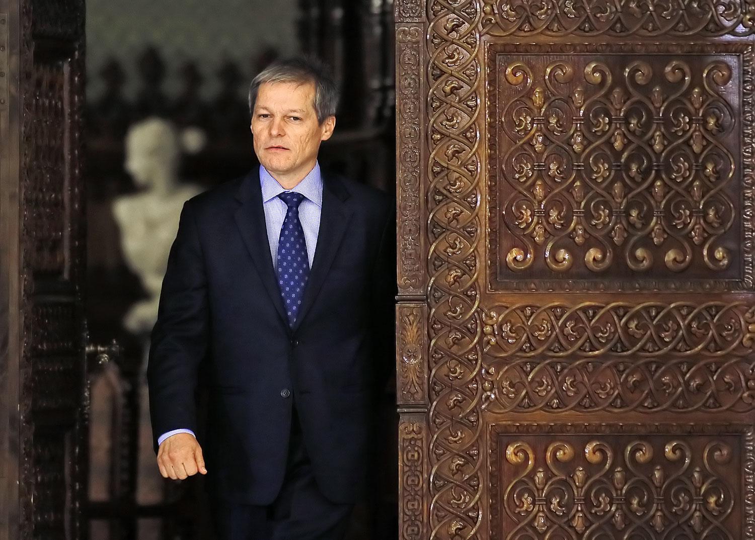 Dacian Ciolos távozóban az elnöki palotábó