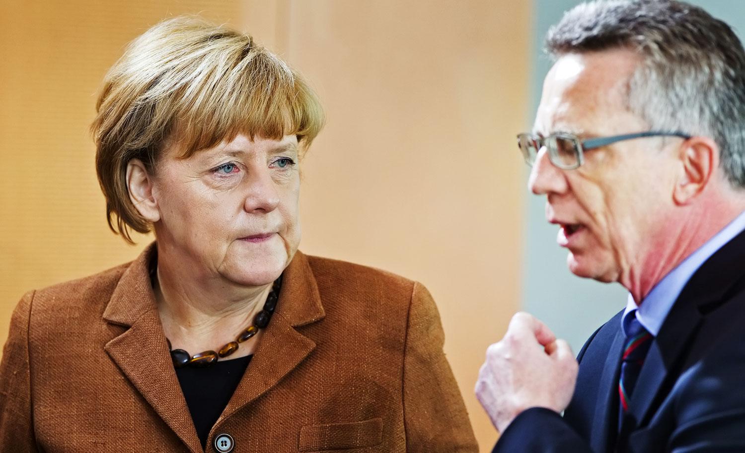 Merkel és De Maiziere. Dolgoznak a megoldáson