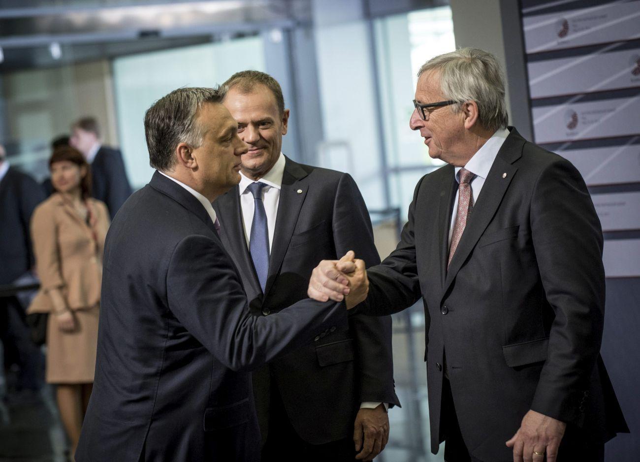 Orbán Viktor magyar miniszterelnök és Jean-Claude Juncker, az Európai Bizottság elnöke egyik kézfogása Donald Tusk európai tanácsi elnök előtt. Azokban az intézményekben bízunk a legkevésbé, amelyeket közvetlenül vagy közvetett módon mi magunk válasz