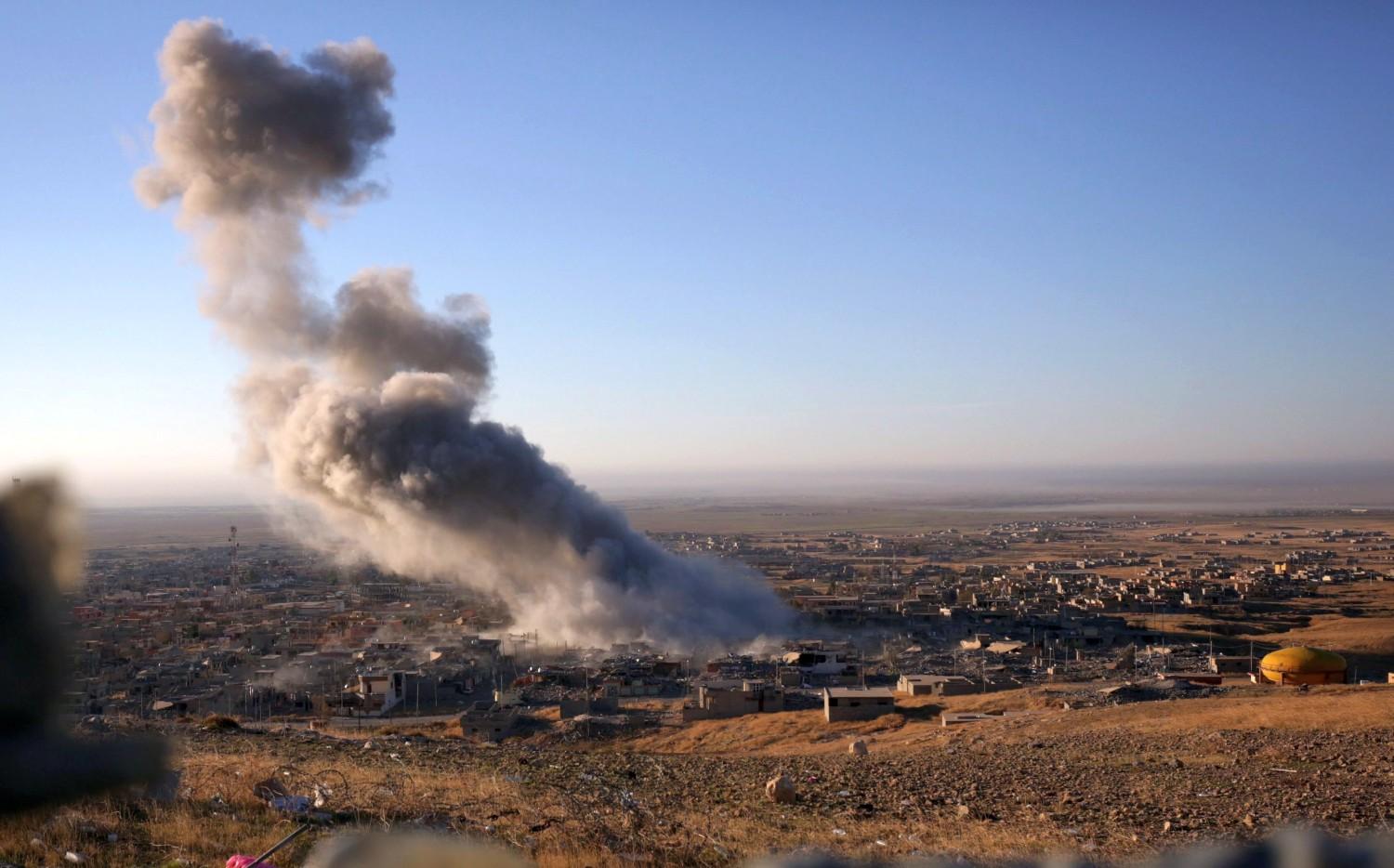 Füstoszlop gomolyog Szindzsár felett egy légicsapás után