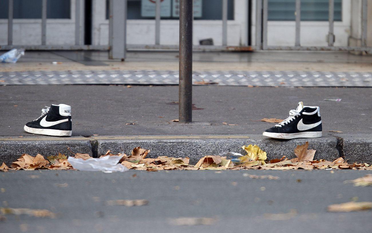 Cipők árválkodnak az utcán a Bataclan klub mellett