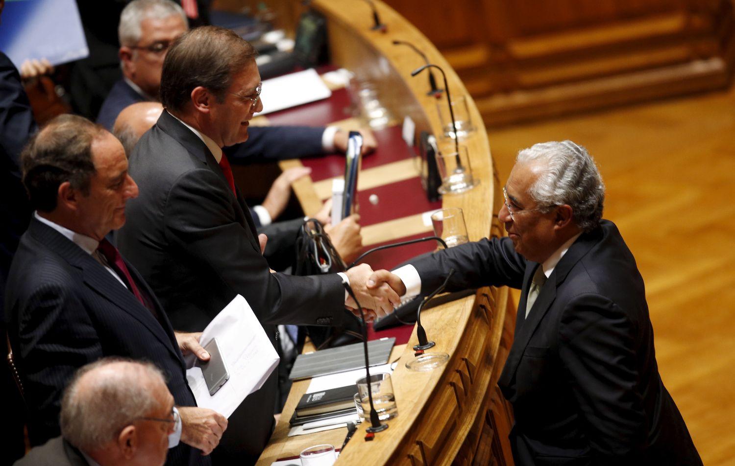 Pedro Passos Coelho eddigi és António Costa, a lehetséges kormányfő kézfogása