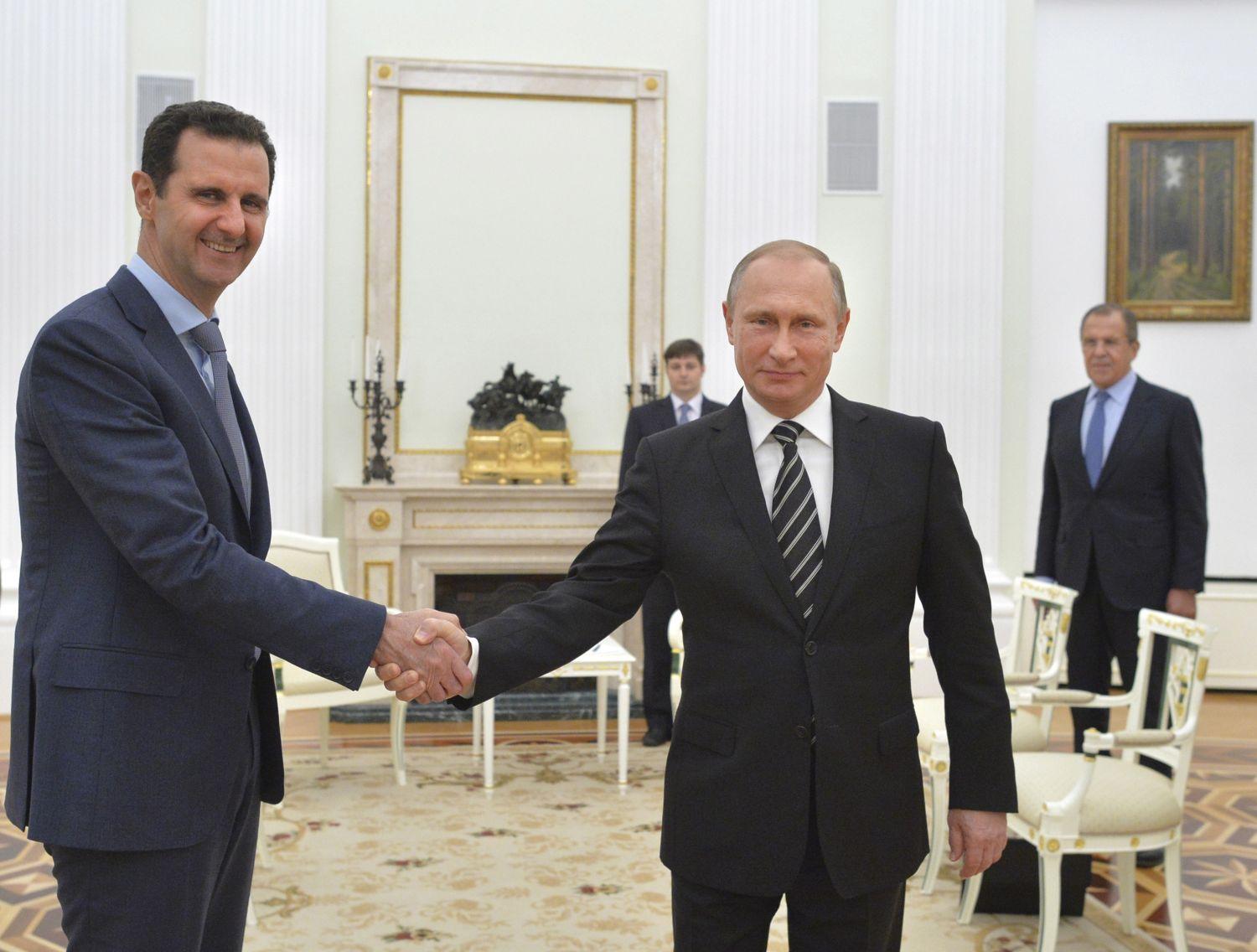 Bassár al-Aszad szíriai és Vlagyimir Putyin orosz elnök kézfogása a Kremlben: több mint mosolydiplomácia