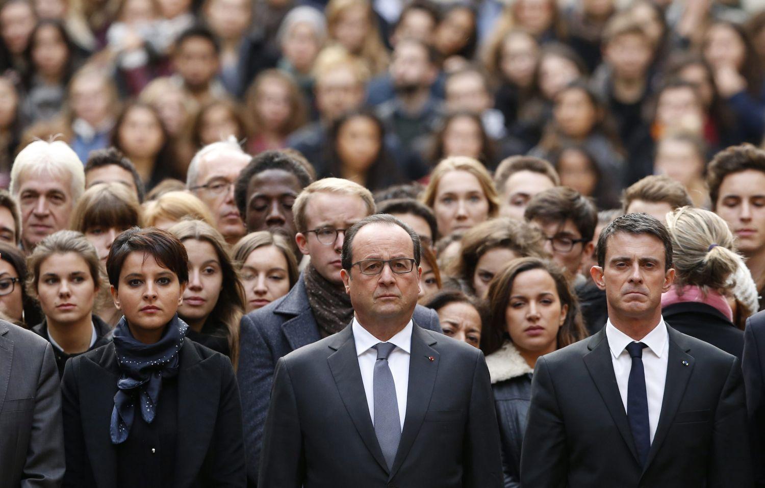 Francois Hollande francia államfő (középen), Manuel Valls kormányfő (jobbra) és Najat Vallaud-Belkacem oktatásügyi miniszter (balra) egyetemisták társaságában egyperces csenddel adózik az áldozatok emléke előtt a párizsi Sorbonne egyetemen 